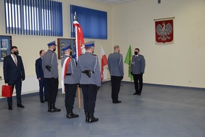 sala odpraw poczet sztandarowy stoi na środku sali, Komendant Powiatowy Policji w Kutnie składa meldunek I Zastępcy Komendanta Wojewódzkiego Policji w Łodzi