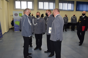 Delegacja kadry kierowniczej komendantów miejskich i powiatowych składa życzenia Komendantowi Powiatowemu Policji w Kutnie, sala odpraw