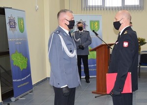 Komendant Straży Pożarnej składa życzenia Komendantowi Powiatowemu Policji w Kutnie, sala odpraw