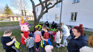 policjantki i wolontariusze rozdają prezenty w  tym elementy odblaskowe