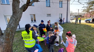 policjantki i wolontariusze rozdają prezenty w  tym elementy odblaskowe