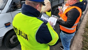 policjant przegląda ulotkę