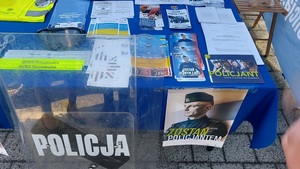 na stole leżą ulotki i broszurki