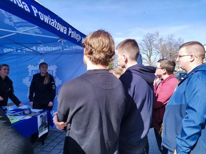 namiot niebieski Komenda Powiatowa Policji w Kutnie przed namiotem stoją ludzie