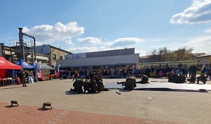 parking na środku mata , uczniowie pokazują taktyki i techniki interwencji, z tyłu widownia