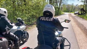 policjanci na motocyklach jada drogą