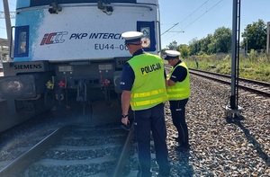 oględziny pociągu wykonywane przez policjantów na miejscu zdarzenia