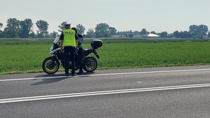 droga policjant rozmawia z motocyklistą