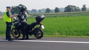 droga policjant rozmawia z motocyklistą