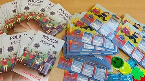 na stole leżą kolorowanki oraz plany lekcji