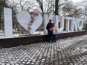 policjantka czuwająca nad bezpieczeństwem wolontariusza