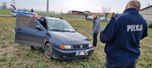 policjanci podczas czynności na miejscu zatrzymania uciekającego mężczyzny.