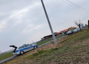 policjanci podczas czynności zatrzymania poszukiwanego mężczyzny.