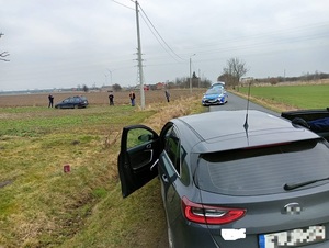 policjanci na miejscu zatrzymania poszukiwanego mężczyzny.