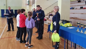 wręczenie pucharów, dyplomów i nagród zwycięzcom przez Zastępcę Komendanta Powiatowego Policji w Kutnie.