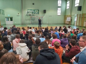 policjantka podczas przeprowadzania spotkania edukacyjnego dla dzieci i młodzieży w szkole podstawowej numer 4 w Kutnie.