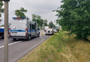 POLICJANCI NA MIEJSCU ZDARZENIA WYKONUJĄ CZYNNOŚCI.