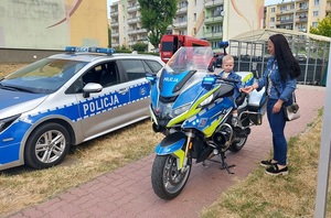 mały chłopiec siedzi na motocyklu policyjnym.