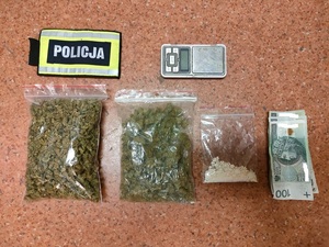 zabezpieczona przez policjantów waga, pieniądze oraz marihuana.