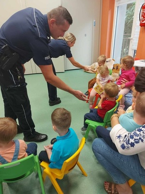 policjanci rozdają dzieciom odblaski.