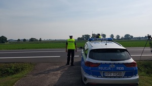 policjanci ruchu drogowego czuwający nad bezpieczeństwem na drodze.