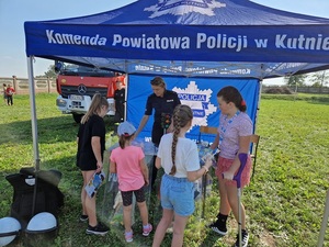 stoisko policyjne z gadżetami promującymi służbę w policji.