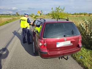 POLICJANCI RUCHU DROGOWEGO PODCZAS KONTROLI DROGOWEJ.