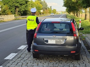 POLICJANCI RUCHU DROGOWEGO PODCZAS KONTROLI DROGOWEJ.