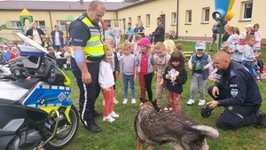 policjanci z pieskiem służbowym i dziećmi z przedszkola.