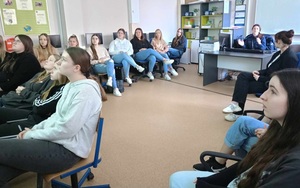 policjantka przeprowadza spotkanie w szkole średniej.