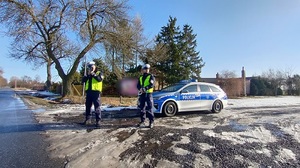 Policjanci na drodze w trakcie kontroli prędkości.