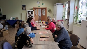 Policjantka na spotkaniu z seniorami.