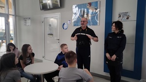 policjantka na spotkaniu z dziećmi.