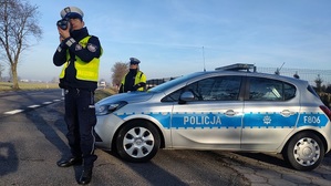 policjant w trakcie czynności.