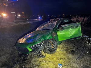 samochód osobowy marki mercedes po dachowaniu.