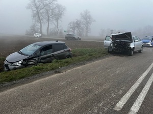 policjanci zabezpieczający miejsce zdarzenia drogowego.