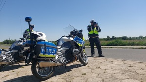 policjanci kontrolujący prędkość na drogach powiatu kutnowskiego.