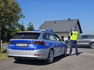 policjanci kontrolujący prędkość na drogach powiatu kutnowskiego.