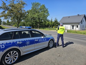 policjanci kontrolujący prędkość na drogach powiatu kutnowskiego.