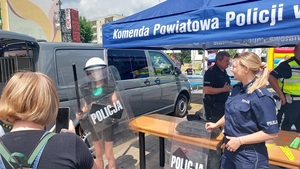 stoisko policyjne na mundurowym dniu dziecka.