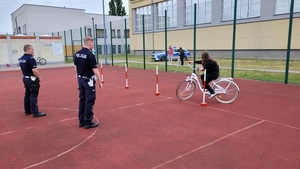 policjanci podczas egzaminu praktycznego na kartę rowerową.