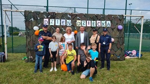 policjanci z dziećmi podczas pikniku w Strzelcach.