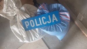 zdjęcie worków z krajanką tytoniową zabezpieczone przez policję.