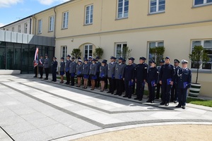 policjanci stojacy w szyku do mianowania.