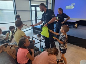 policjanci podczas spotkania z dziećmi na warsztatach letnich.