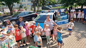 policjantka podczas spotkania z dziećmi.