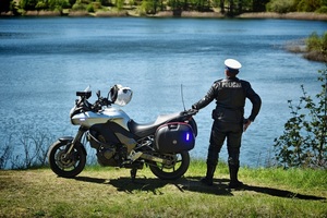 policjant patrolujacy teren przywodny.