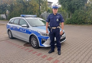 policjant, który w drodze na służbę wyprowadził z zadymionego domu mężczyznę.