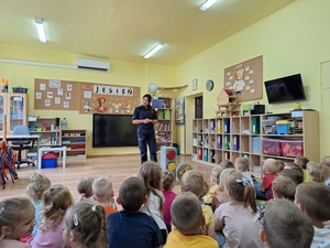 policjantka podczas spotkania z dziećmi w szkołach.