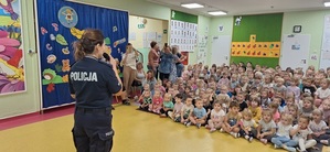 Policjantka na spotkaniu z przedszkolakami.